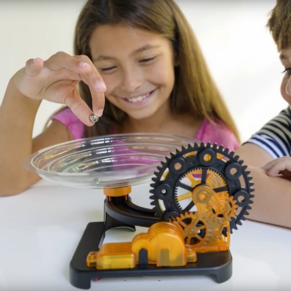 Copii implicați în activitate creativă folosind un kit 4M – mix de joc și învățare ingenioasă