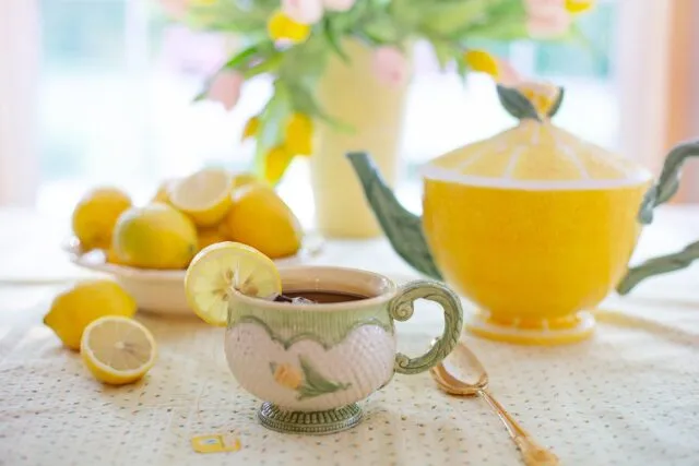 Cană de cafea pe o masă de bucătărie, în lumina de dimineață printr-o fereastră